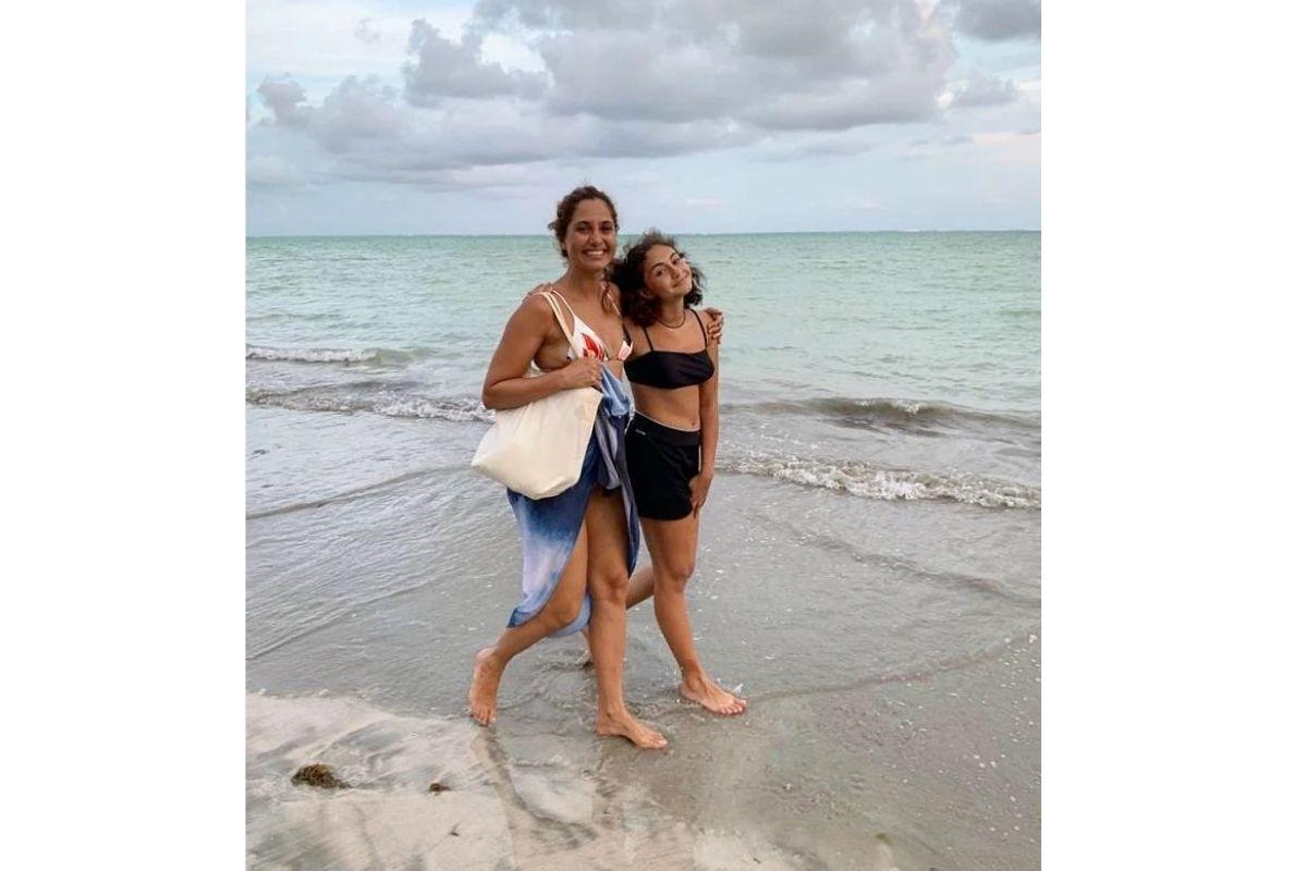 Camila Pitanga e a filha, Antônia, curtindo um dia na praia