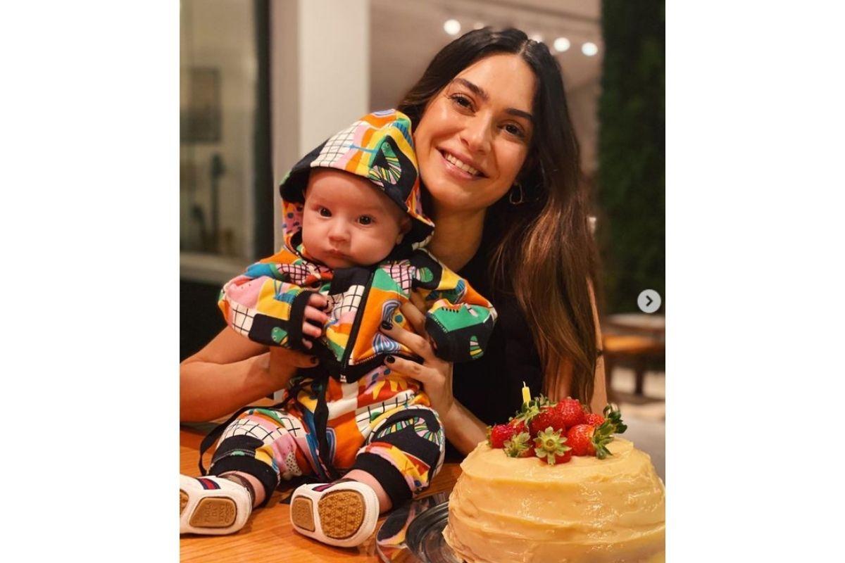 Thaila publicou a foto com o filho e ainda mostrou o bolo da comemoração