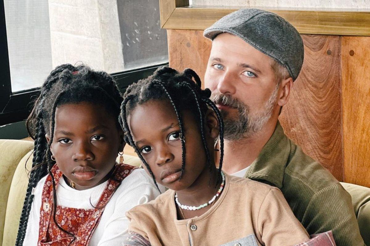 O ator Bruno Gagliasso contou sobre como fala de racismo com os filhos