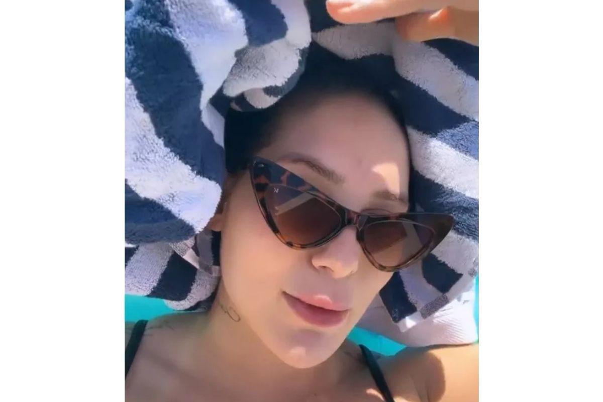 Virginia compartilhou fotos na piscina aproveitando a tarde 