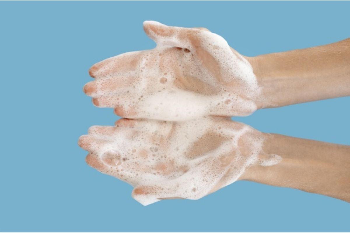 Lavar bem as mãos é uma boa forma de evitar contrair o vírus Mão-pé-boca 
