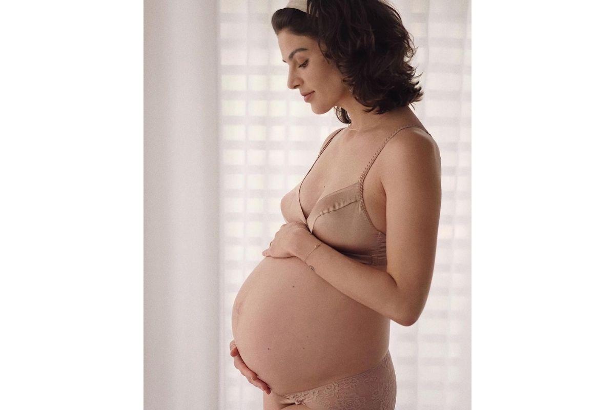 Mônica Benini explicou a ausência nas redes sociais e publicou uma foto mostrando a barriga de grávida