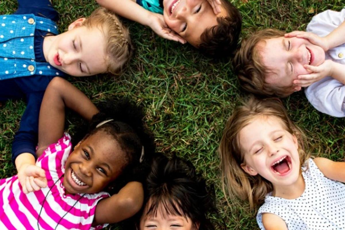 Crianças sorridentes se divertindo em um parque