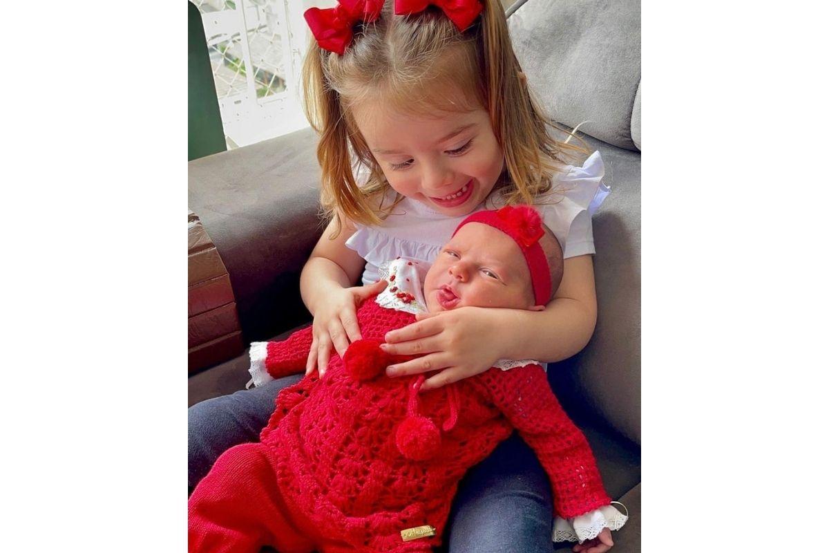 Thaeme Mariôto publica foto das filhas sorrindo, Ivy e Liz