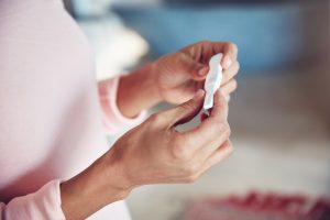 Entenda a diferença entre os sintomas de menstruação e gravidez