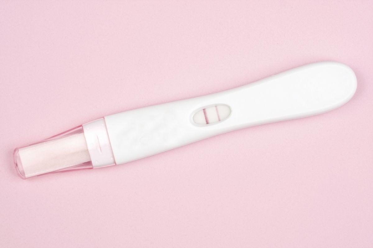 Fique atenta: o corrimento vaginal normal na gravidez não deve ter cheiro forte e distorcido e precisa ser esbranquiçado ou transparente
