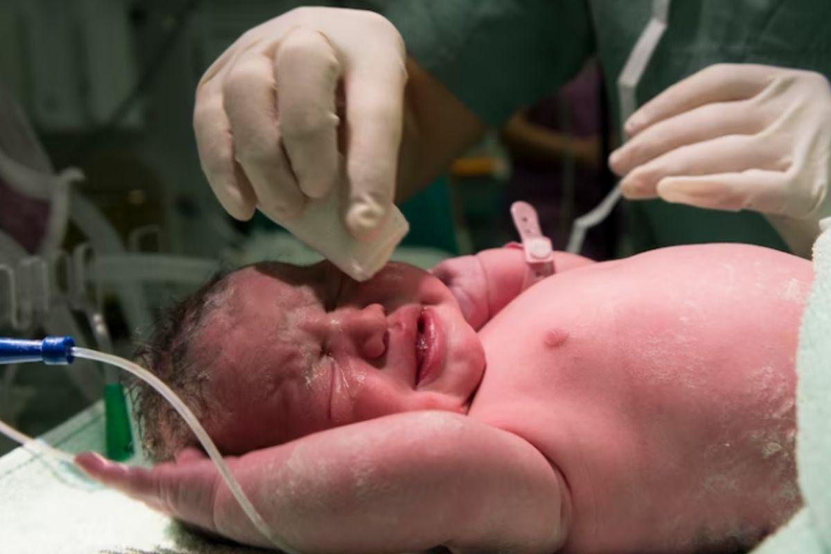 Bebê chorando após o nascimento