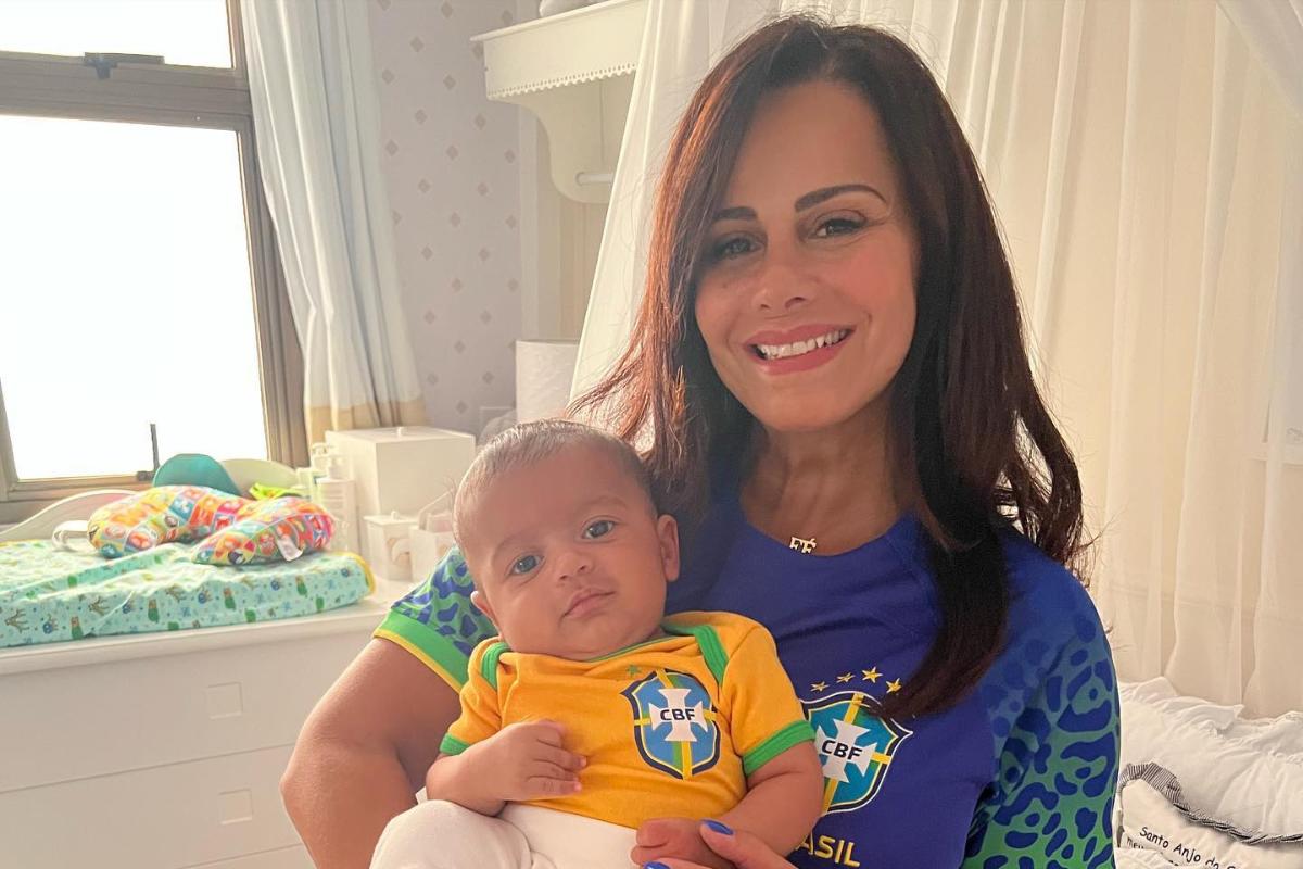 Viviane Araujo mostra filho pela primeira vez na praia