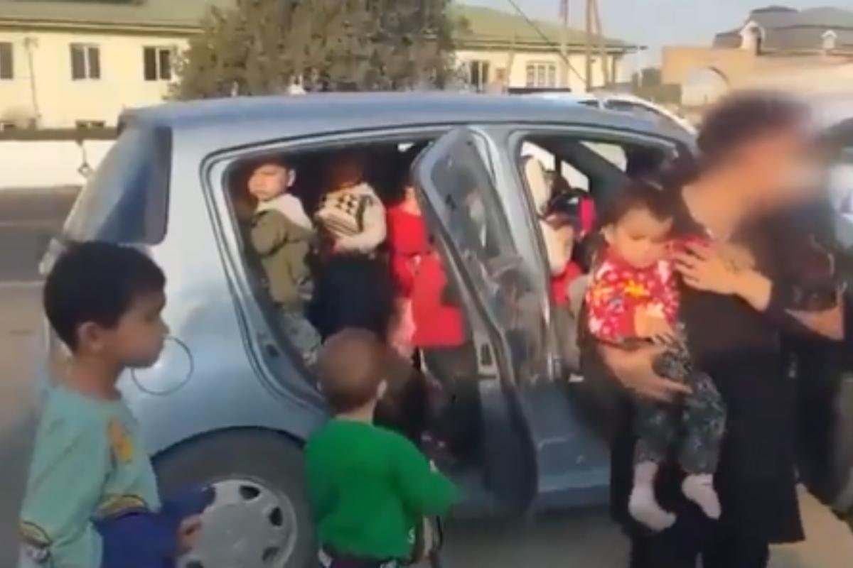 Professora leva mais de 25 crianças em carro, porque pais não podiam buscá-las na escola