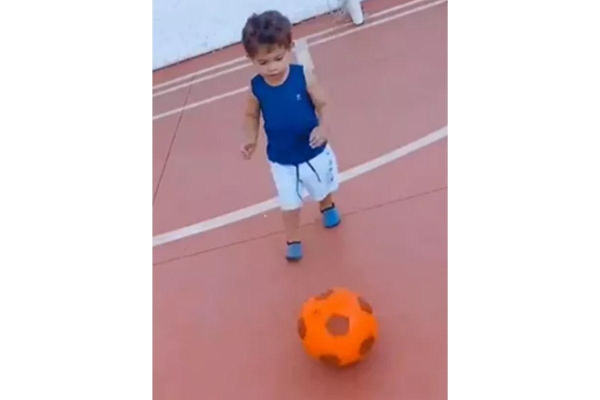 Filho de Marília Mendonça brincando de bola