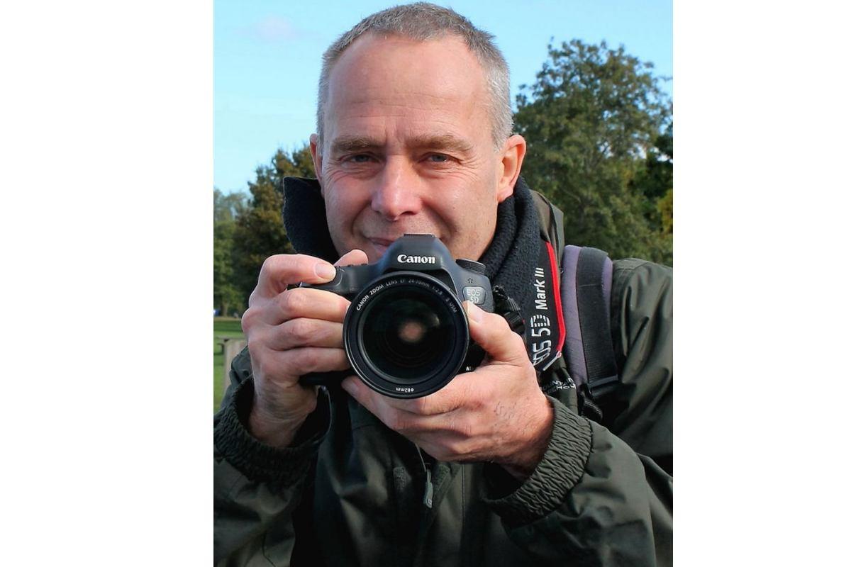 Chris se tornou um fotógrafo e detetive para reencontrar as pessoas e recrias as fotos 40 anos depois 