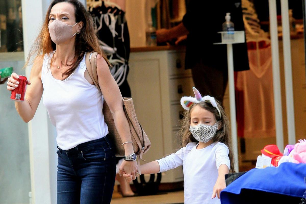 Flávia Monteiro passeou com a filha no shopping
