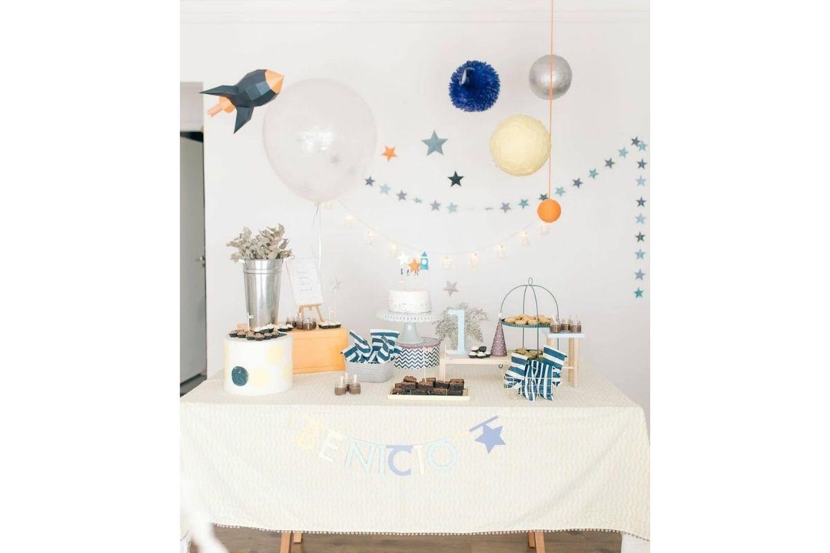 O tema "espaço" para o aniversário de 1 ano do seu filho é um dos mais divertidos para escolher, além de ser um clássico 