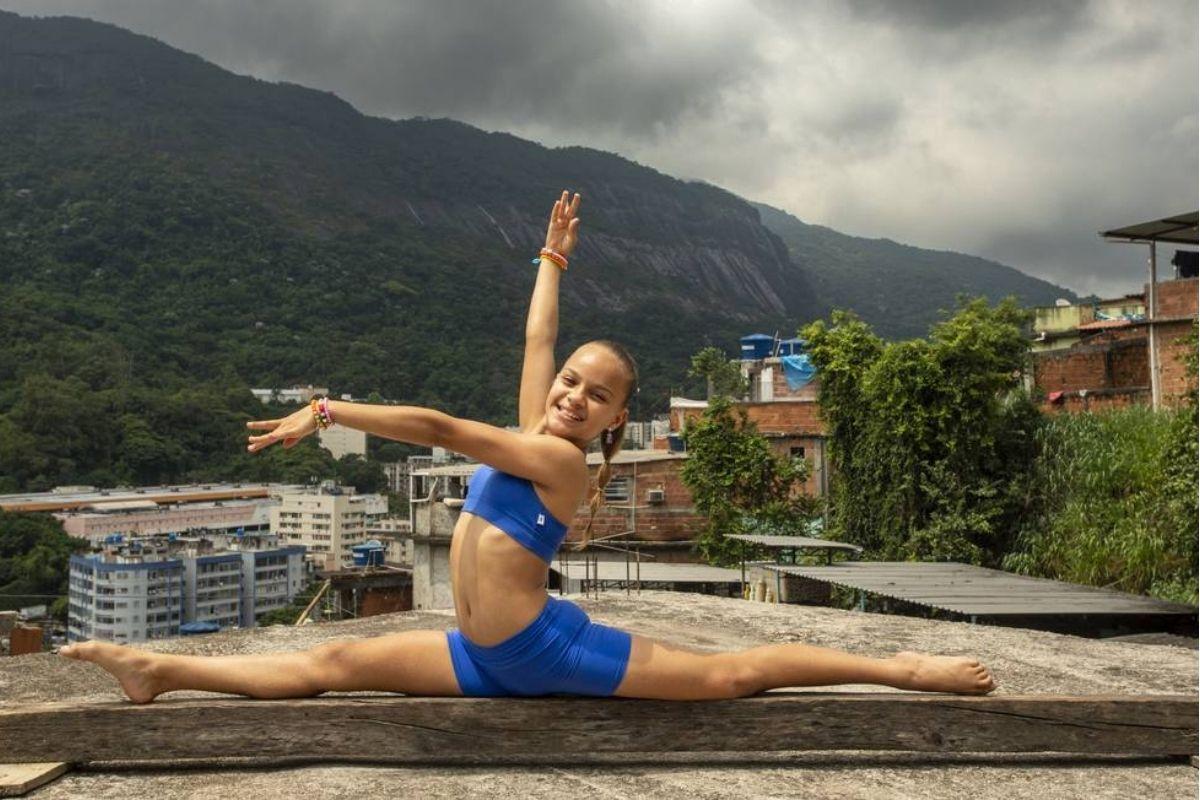 Ginasta que viralizou por dançar em laje de comunidade no Rio ganha bolsa para colégio particular