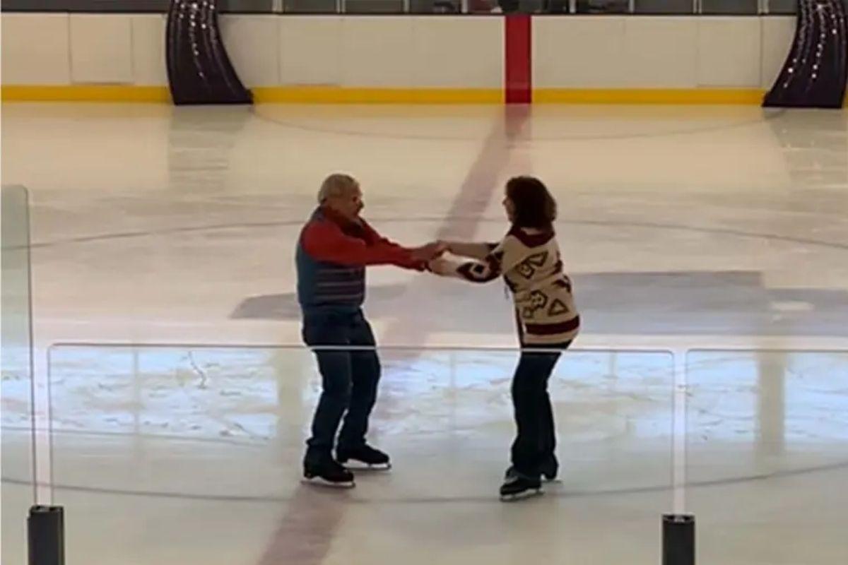 Richard Epstein performando com sua professora de patinação