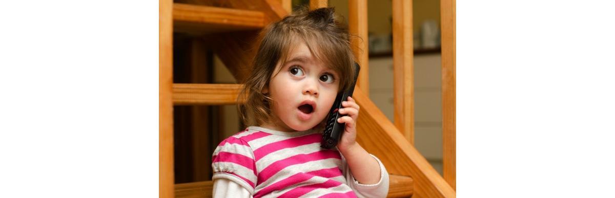little-girl-speaks-on-the-phone-picture-id687316334
