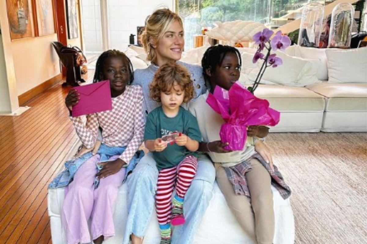 Giovanna Ewbank com os filhos no dia das mães