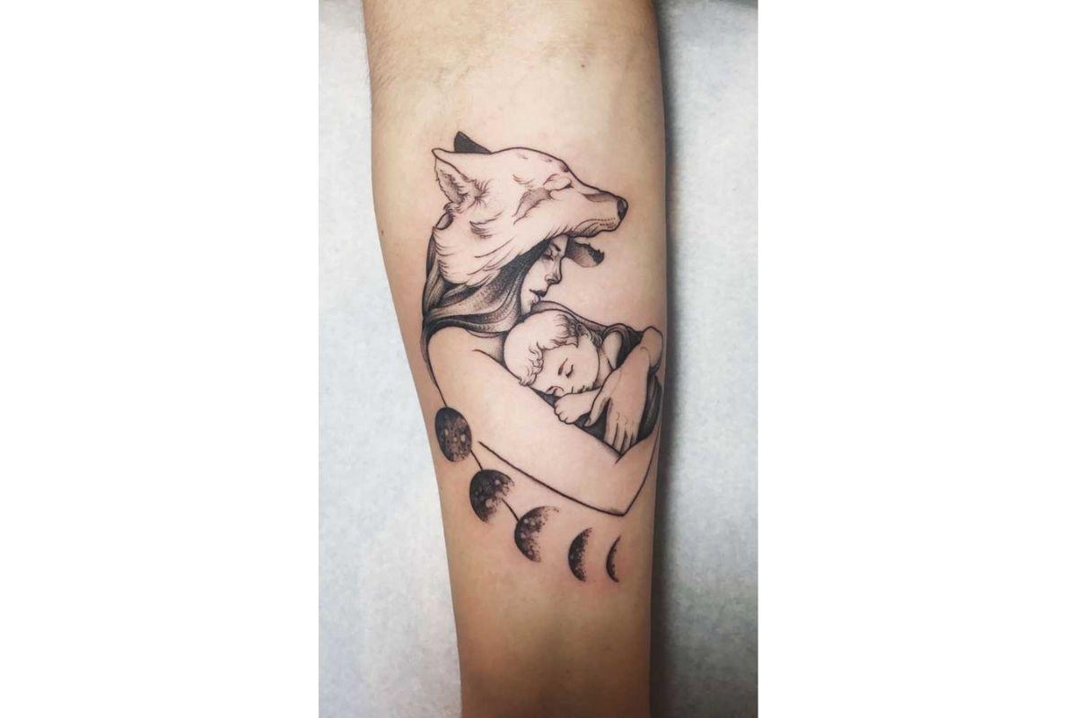 Tatuagem para filho com desenho de mãe loba 