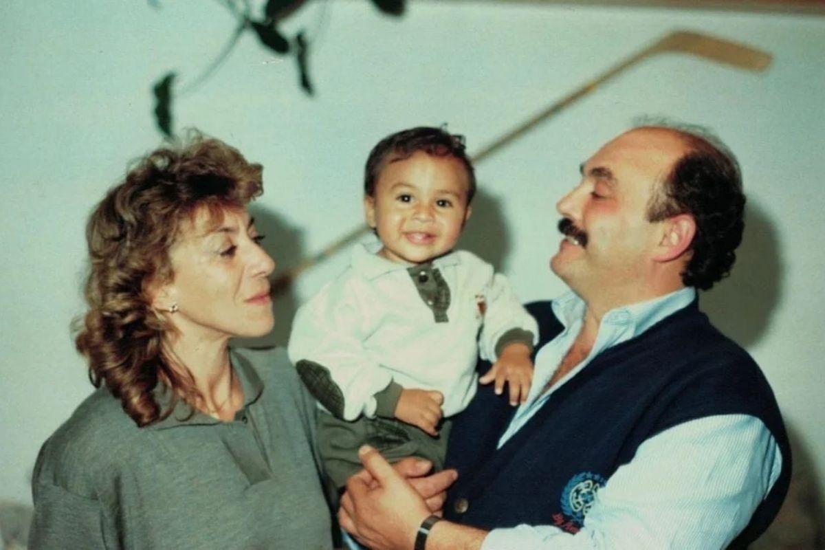 Giovanni com os pais adotivos