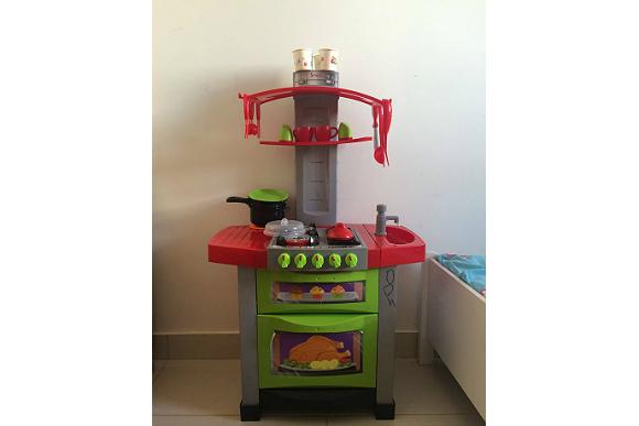 Esse é o fogão que Don usa para brincar de cozinhar igual ao pai (Foto: Reprodução/ Facebook Iara Cordeiro)