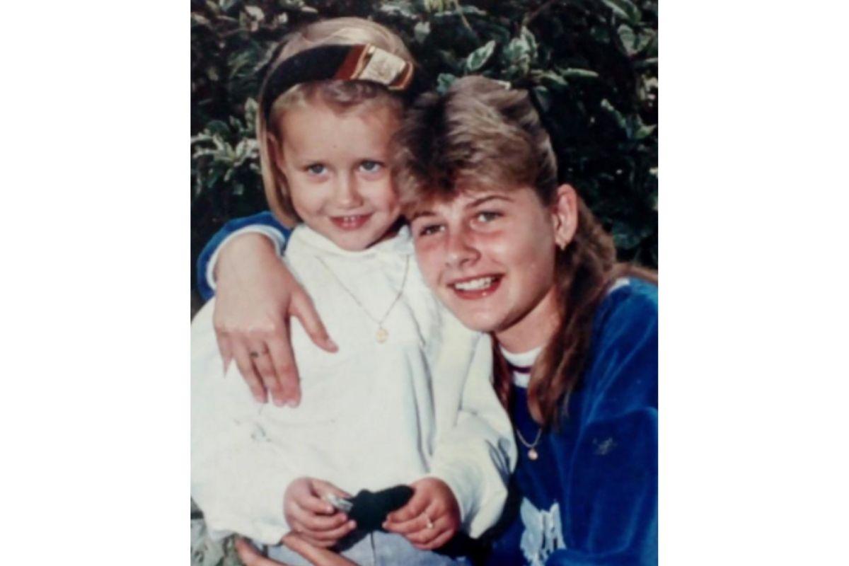 Ana Paula Siebert com a irmã na infância