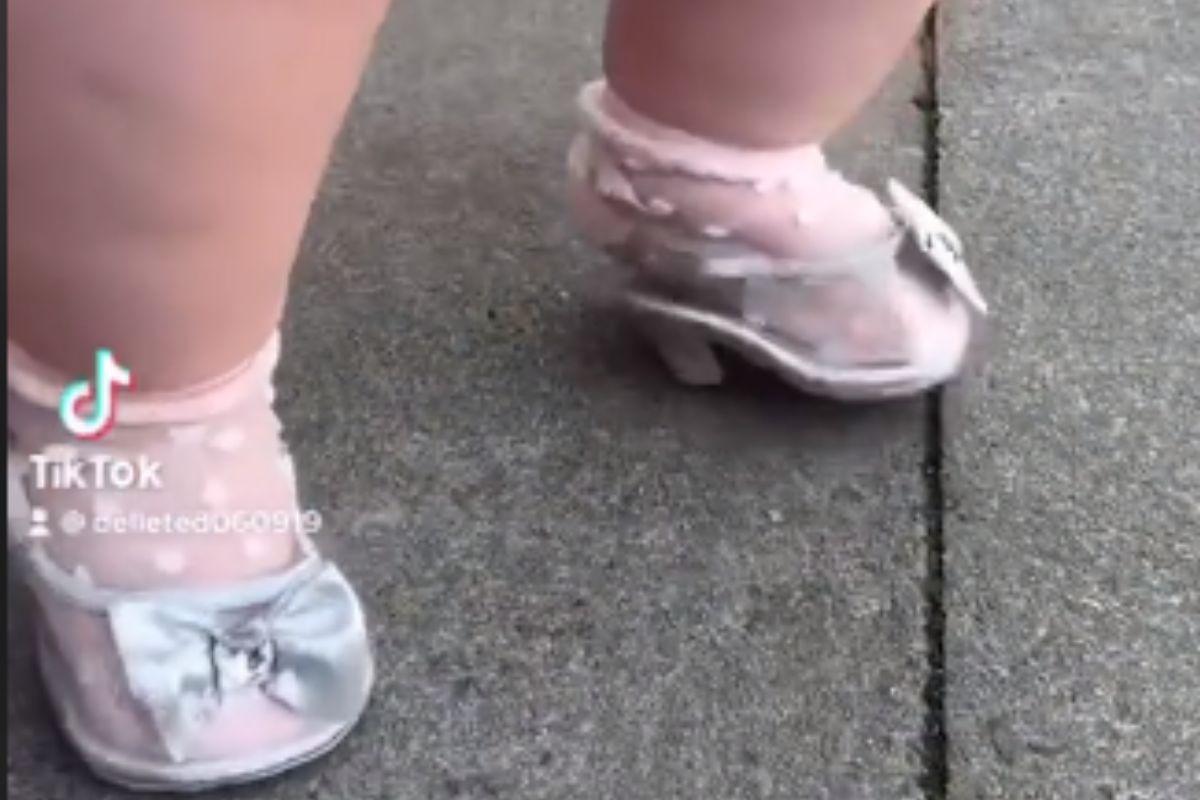 A mãe foi criticada por colocar sapatos de salto alto na menina