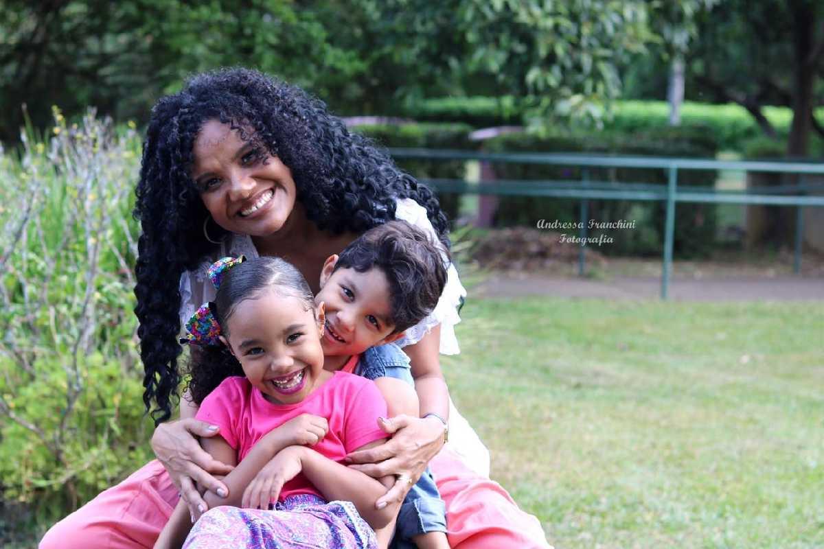 Criar filhos gêmeos inter-raciais traz um novo olhar para o tema racismo