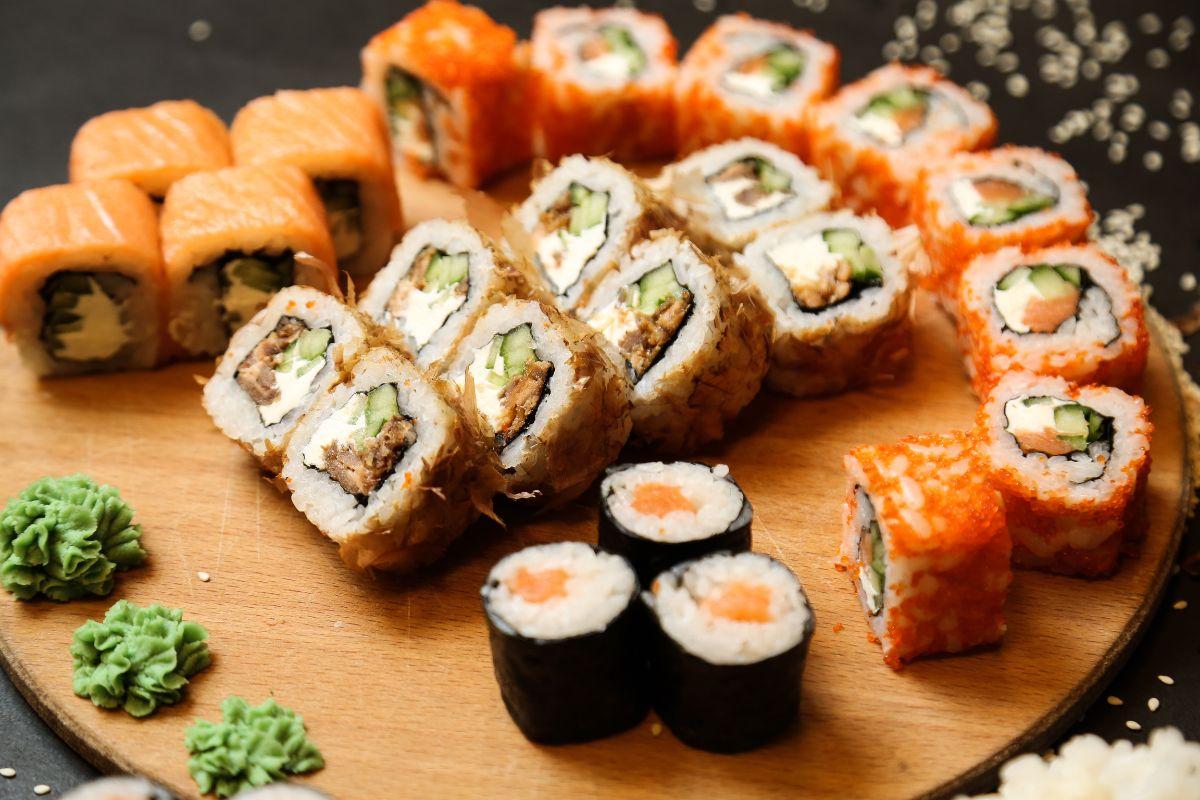 Quando for comer sushi, leve em consideração o local onde você vai ingerir esse alimento para ter certeza de qual é a procedência do alimento, como ele é preparado e qual é o tipo de sushi 