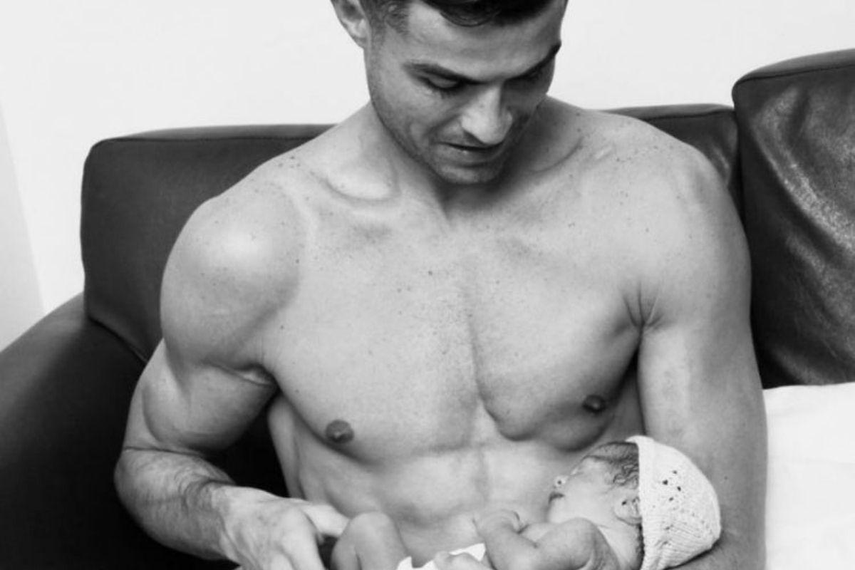 Cristiano Ronaldo posta foto emocionante da filha recém-nascida após morte do filho