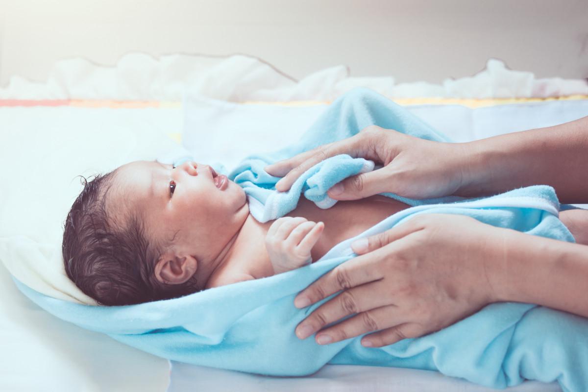 Dar banho no bebê antes de dormir pode deixá-lo bem mais tranquilo 