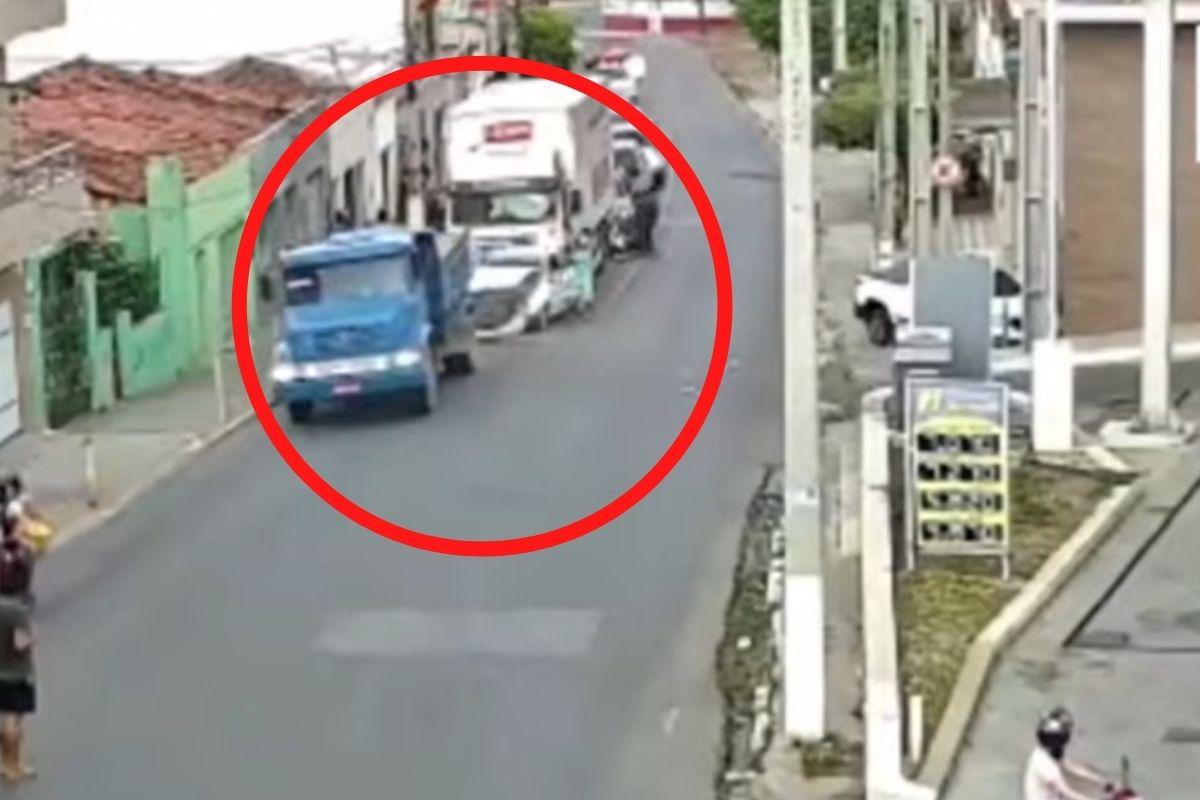 Motorista pula do carro e tira criança de veículo esmagado por caminhão em vídeo de arrepiar