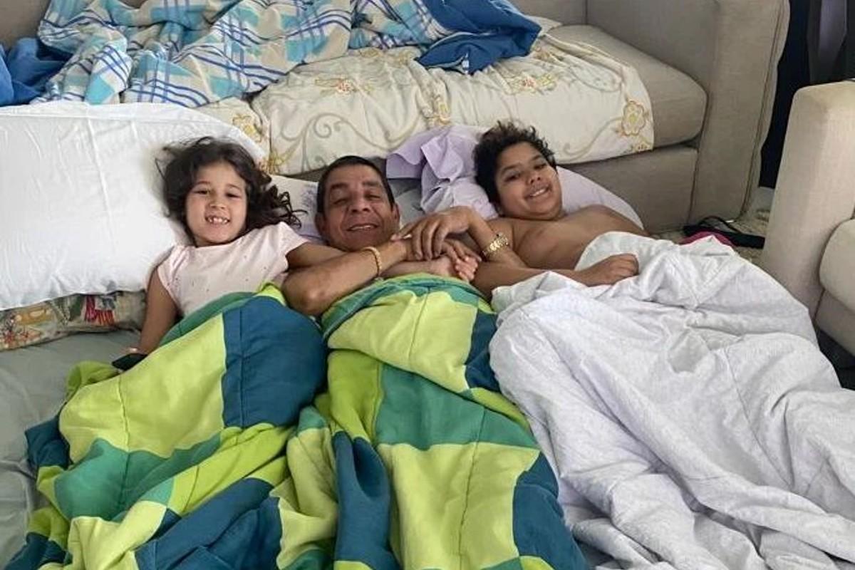 Zeca Pagodinho aparece em clique com os netos mais velhos Noah e Catarina (Foto: Reprodução/Instagram/@zecapagodinho)
