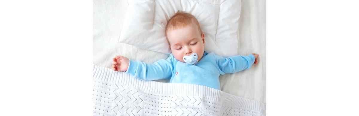 baby-sleeping-on-blue-blanket-picture-id660340974