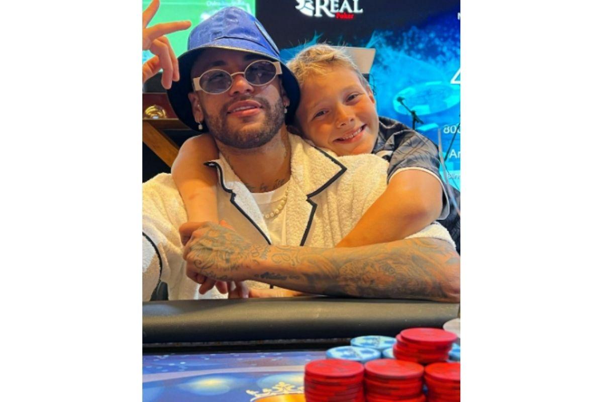 Neymar recebe filho em torneio de pôquer na mansão da família