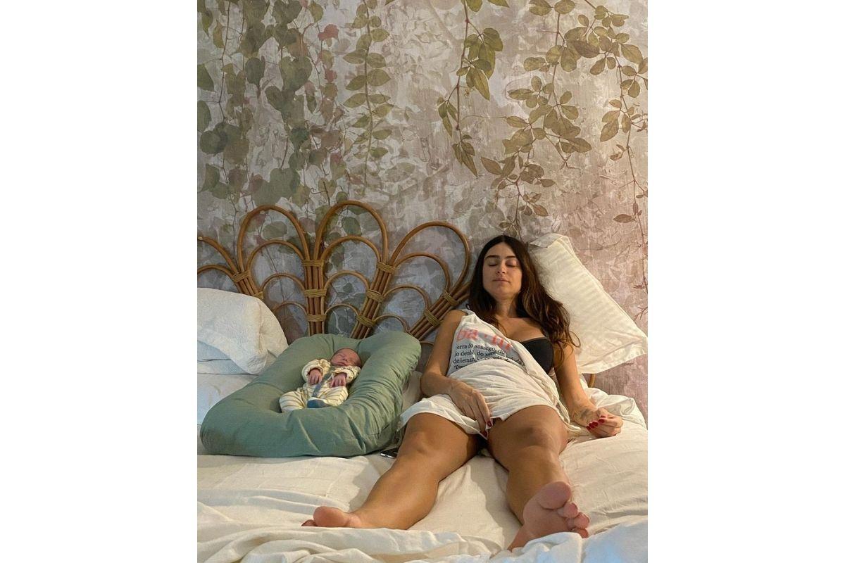Thaila Ayala mostra foto de momento sincerão após fazer Francisco dormir