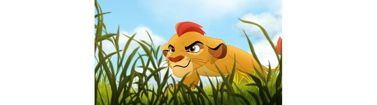 Kion, filho de Simba, na posição de ataque que Mufasa ensina no filme original