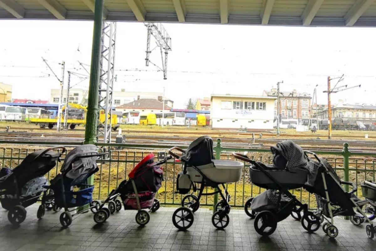 Mães polonesas deixam carrinhos de bebê em estação para receber crianças refugiadas da Ucrânia 