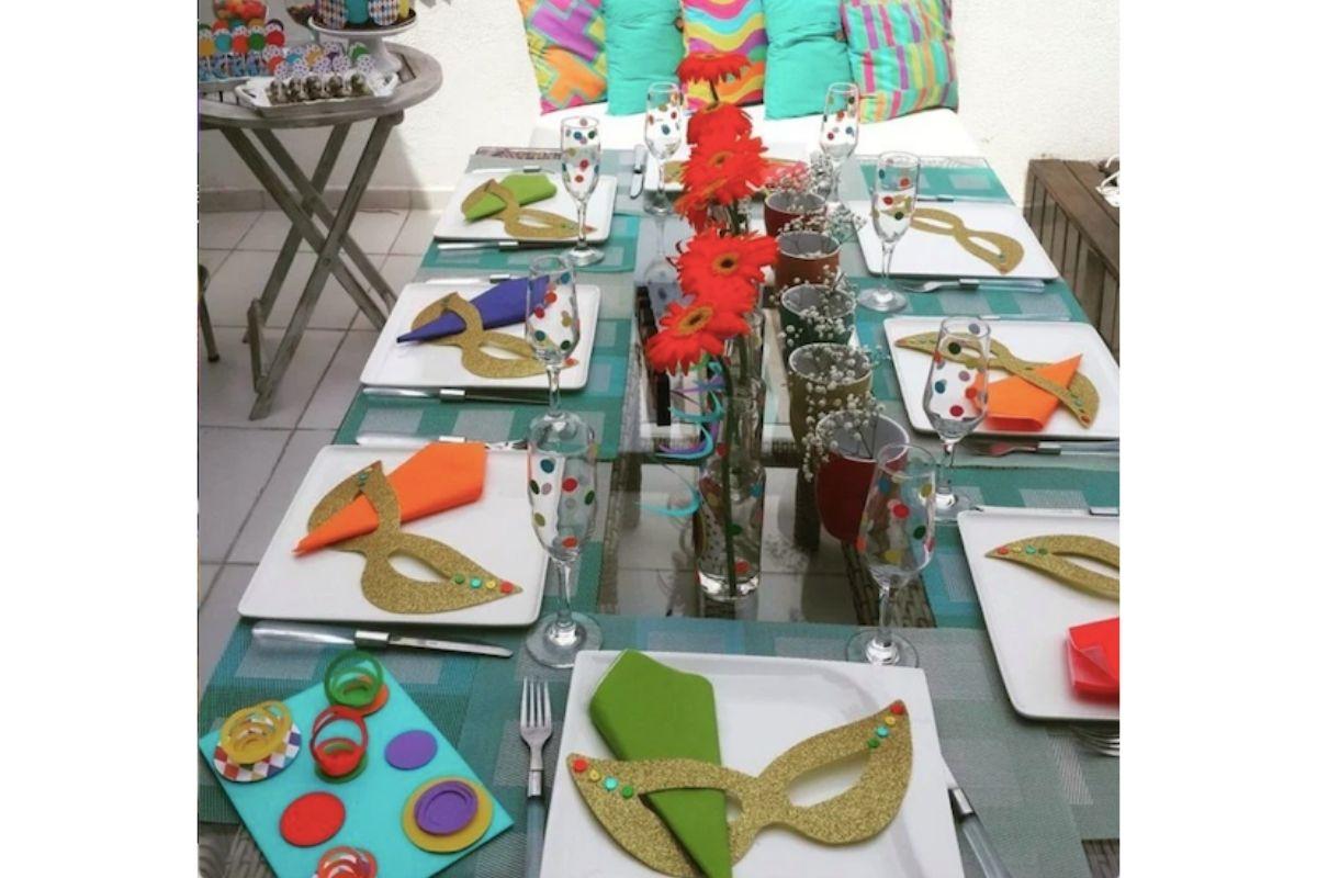 Uma mesa decorada faz toda a diferença para curtir o carnaval em casa com a família 