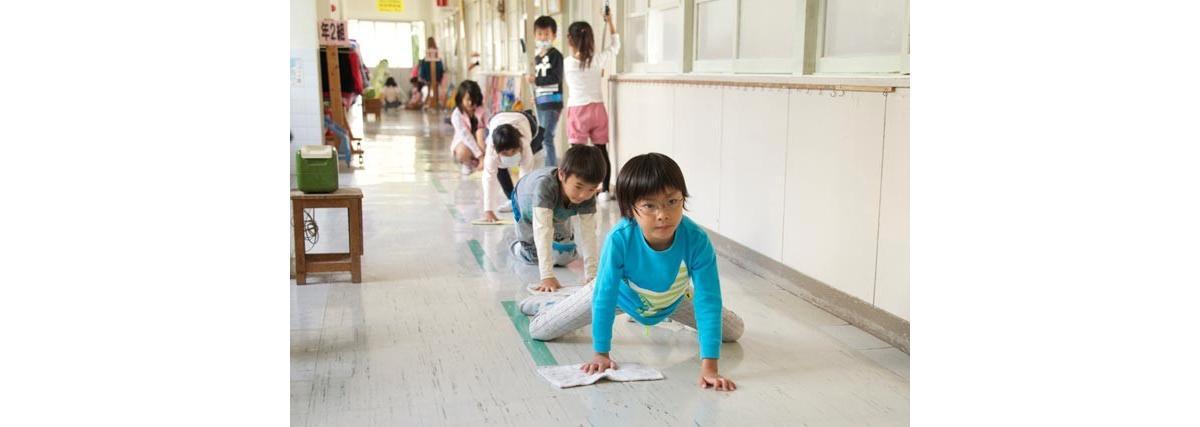 Alunos ajudando na limpeza da escola no Japão