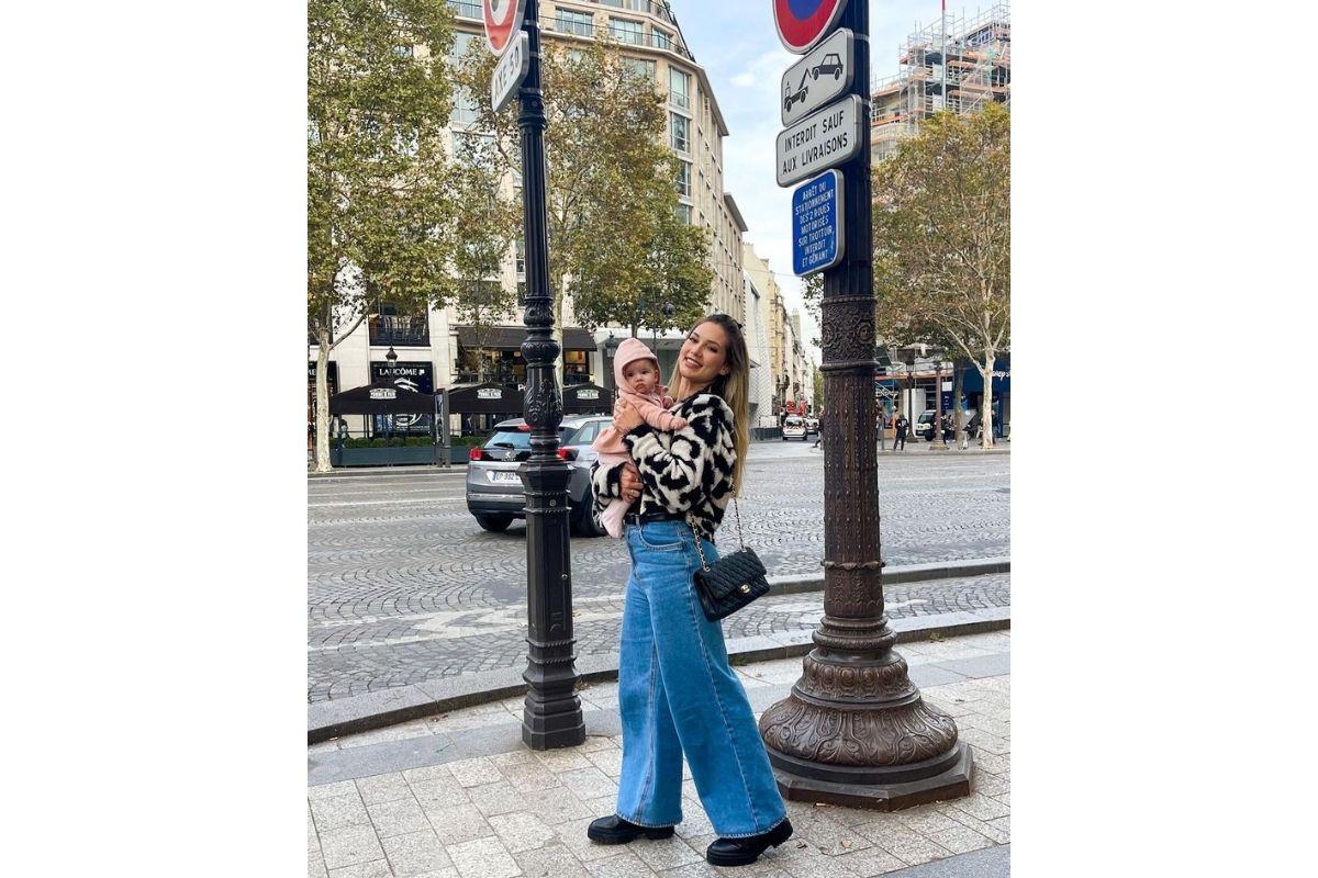 Virginia publicou uma foto curtindo uma viagem para Paris com a filha