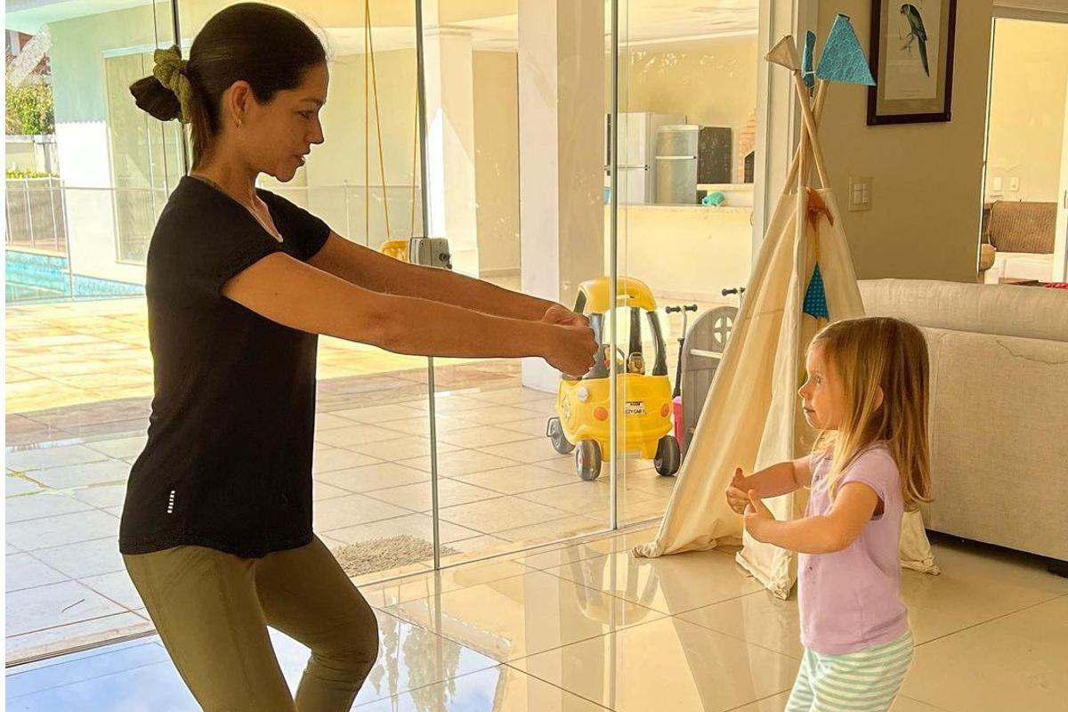 Thais Fersoza teve aulas de balé com a filha Melinda
