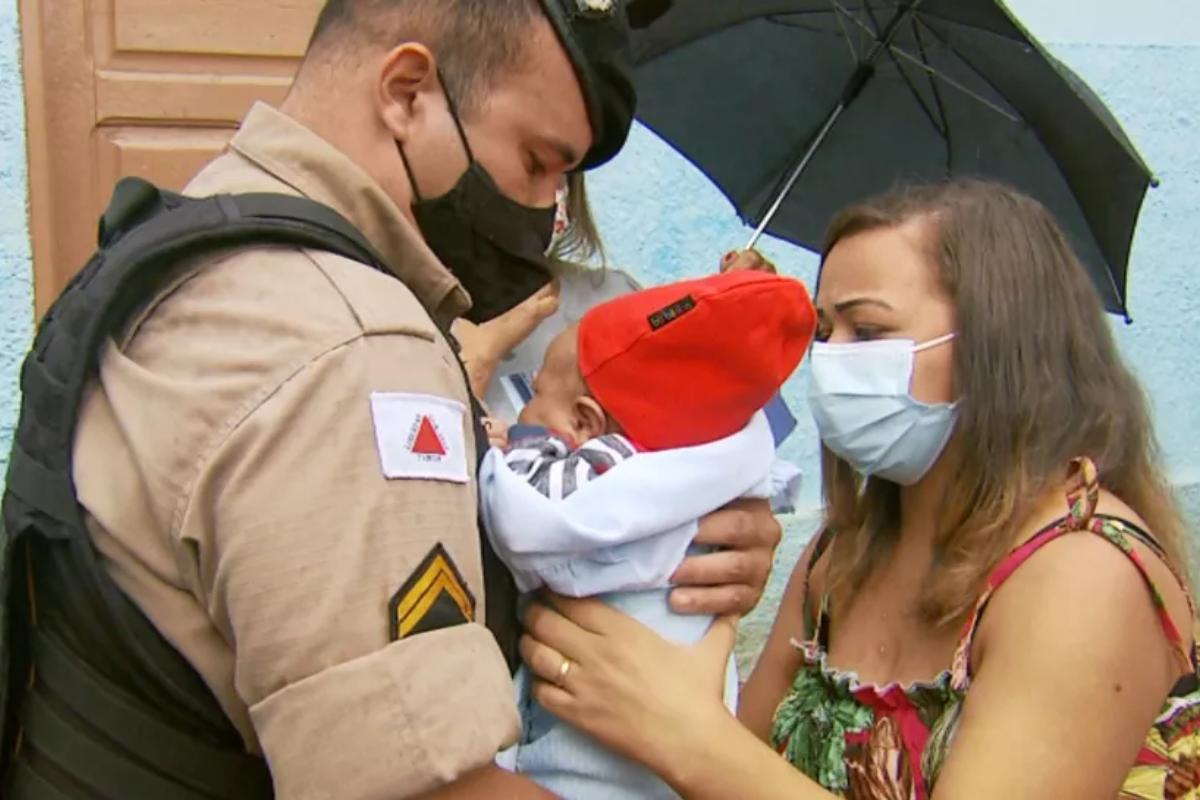 O policial salvou a vida do recém-nascido 