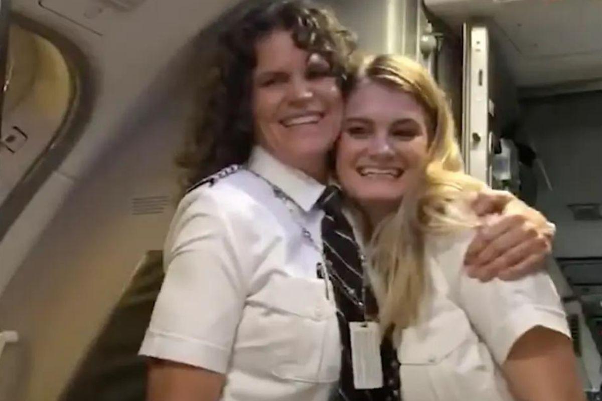 Holly e Keely em primeiro voo juntas (Foto: reprodução/Good Morning America)