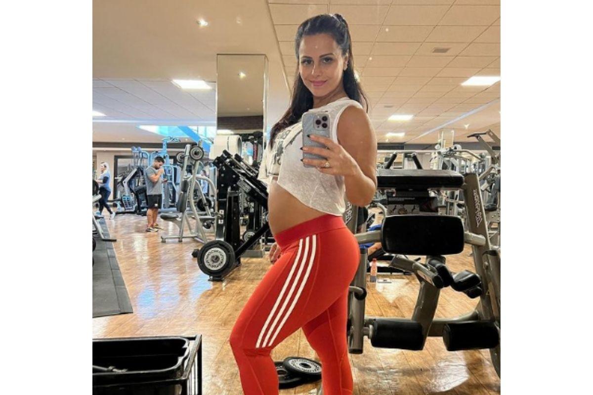 Viviane Araújo posta foto na academia mostrando a barriga de gestante
