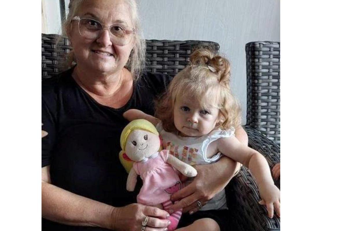 Avó faz boneca sem antebraço para neta 