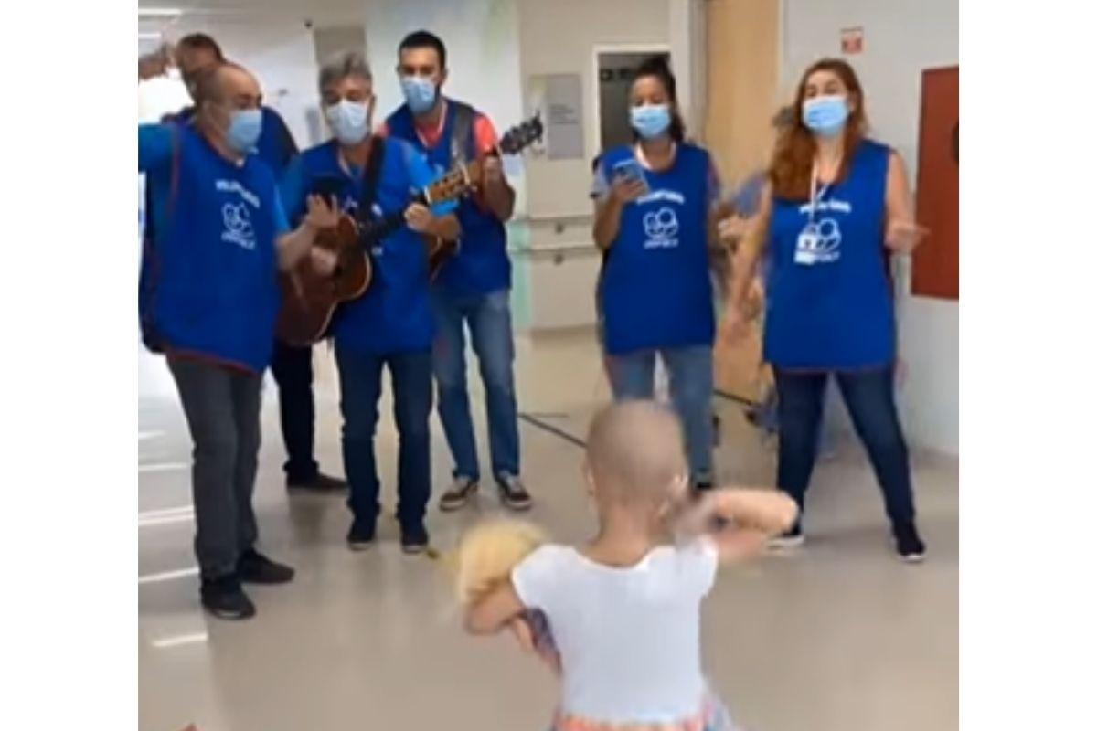 Menina de 4 anos se cura de câncer e comemora cantando 'Let It Go' com equipe médica 
