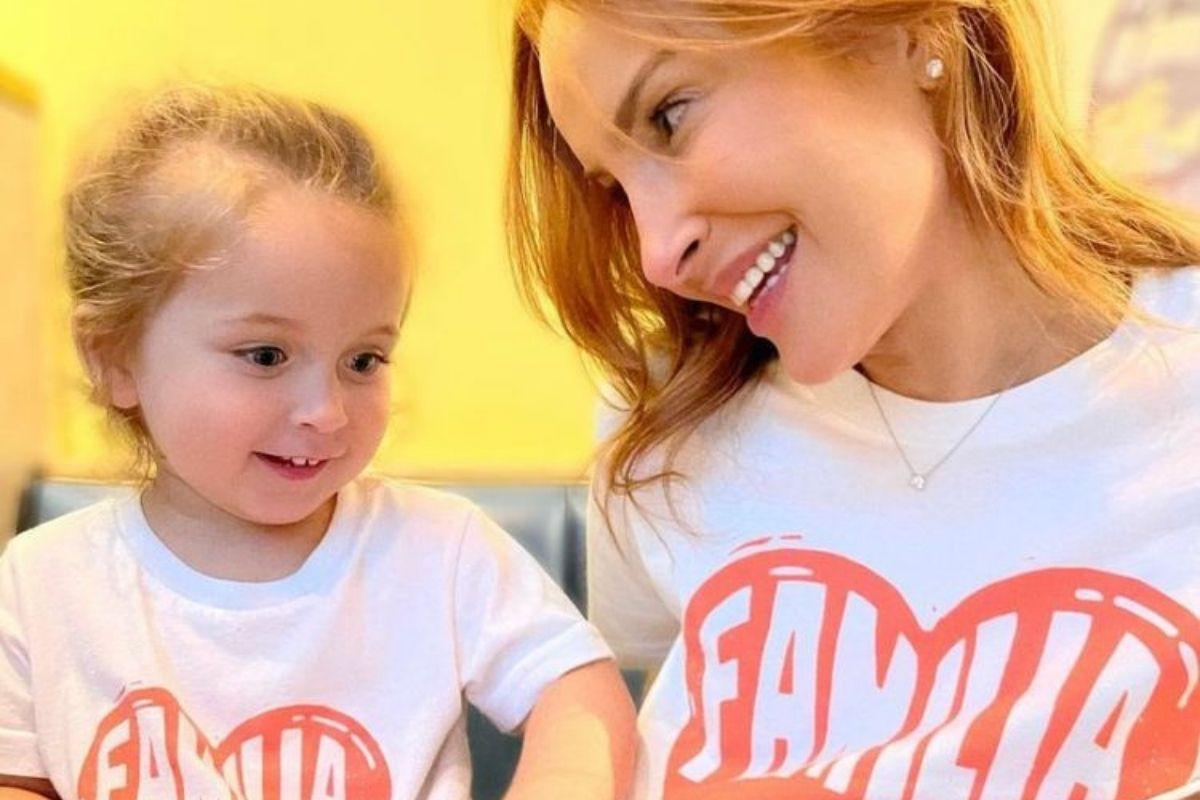 Claudia Leitte aparece usando a mesma camiseta que a filha e encanta seguidores