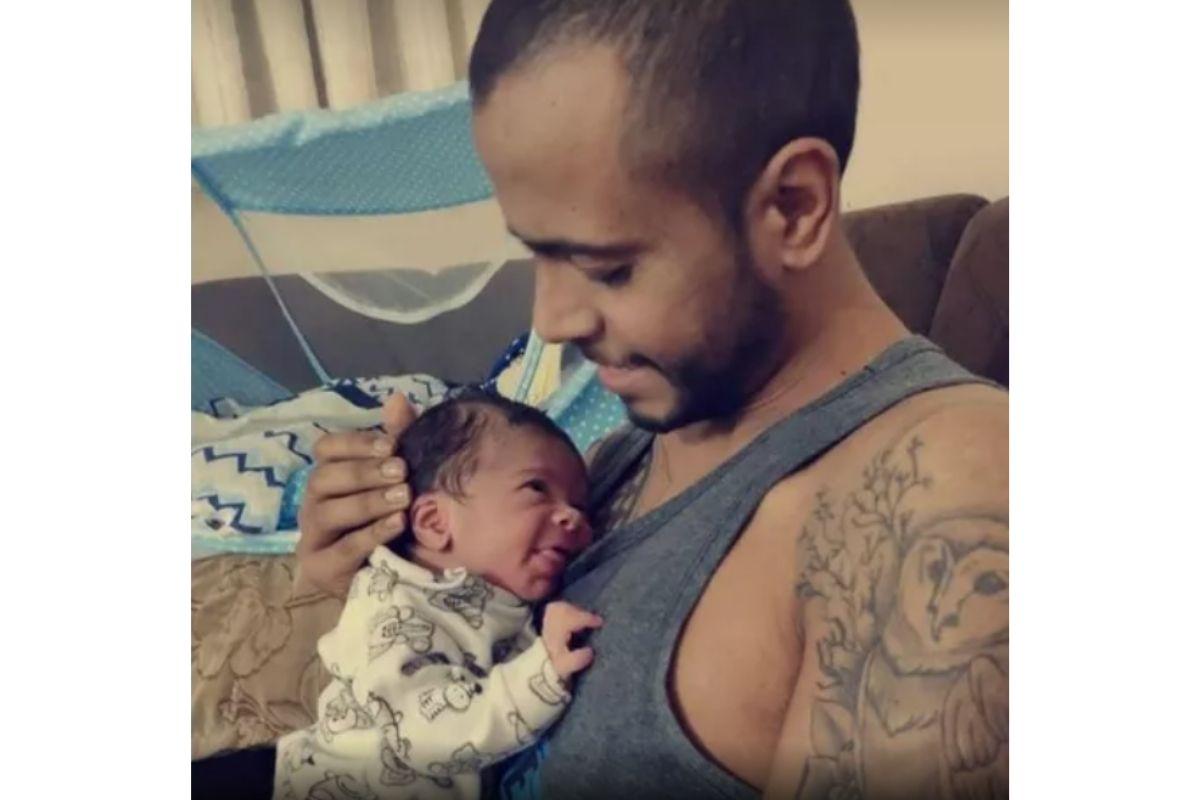 Felipe Moreira Santos com bebê que fez 'V' no ultrassom