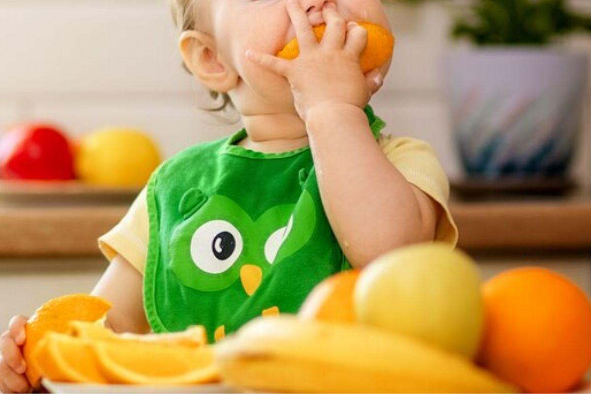 Bebê mordendo fruta, bebê comendo fruta, bebê comendo laranja