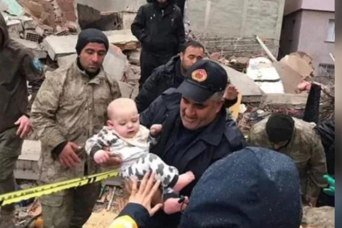 Criança é resgatada em meios aos escombros do terremoto